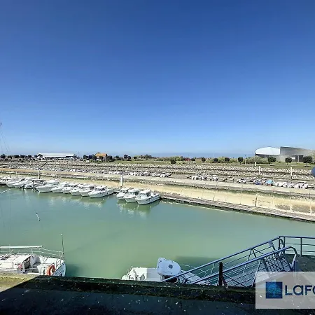 Face Au Port De Plaisance Avec Parking