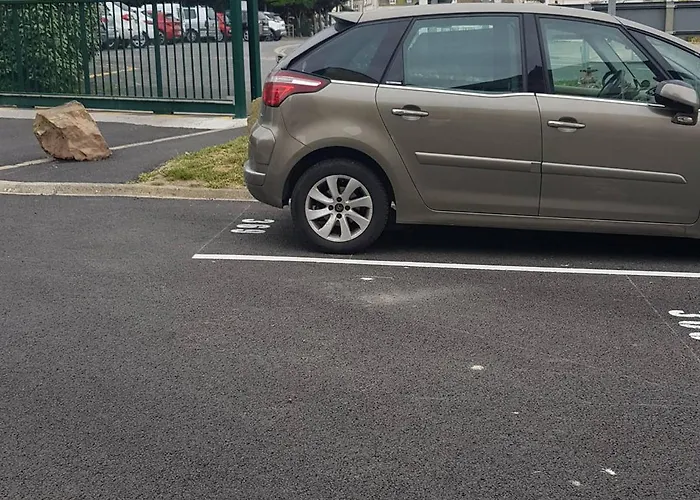 Apartment Face Au Port De Plaisance Avec Parking - Fr-1-746-7 *